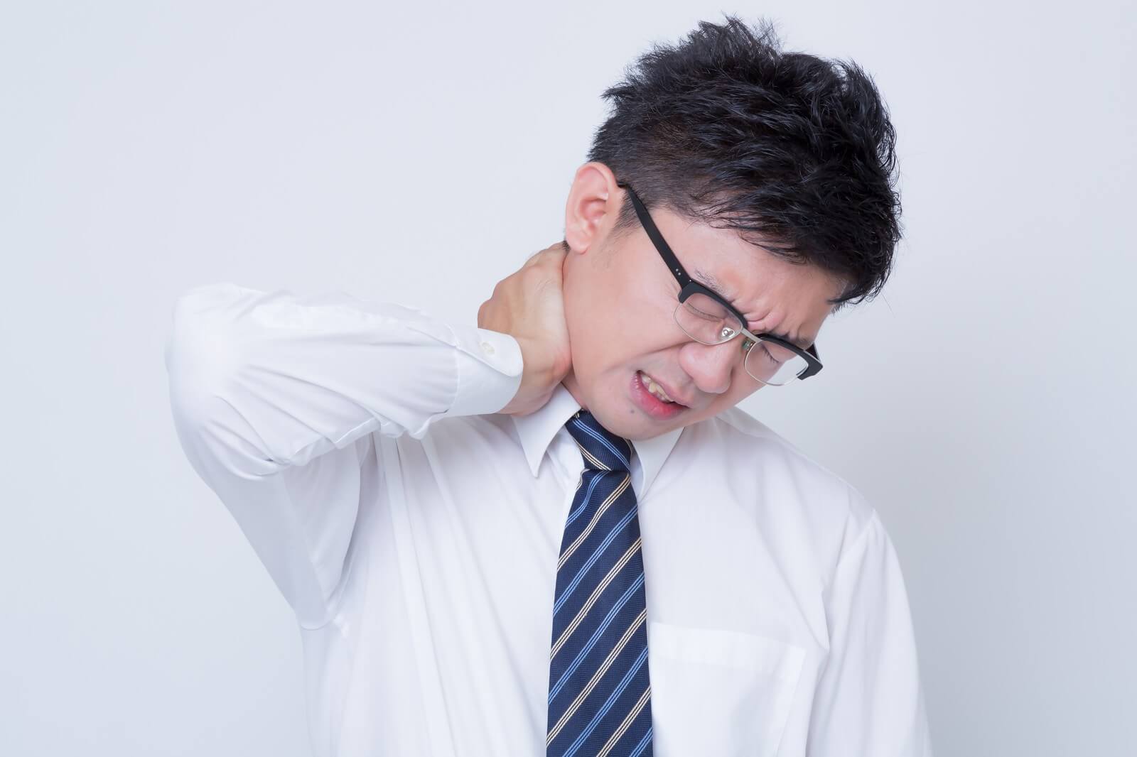 肩が重い男性